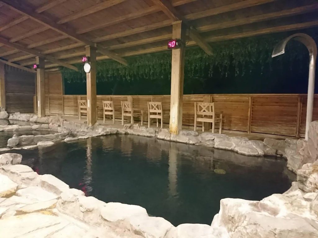 一邊泡湯一邊看山，原來「放鬆」也可以這麼具體。谷關的雲，像夢一樣