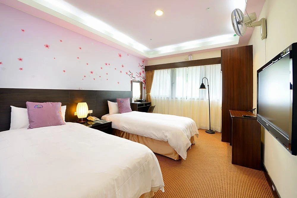 從清境農場國民賓館出發迎接第一道日光,雲海在腳下流動步道一路延伸