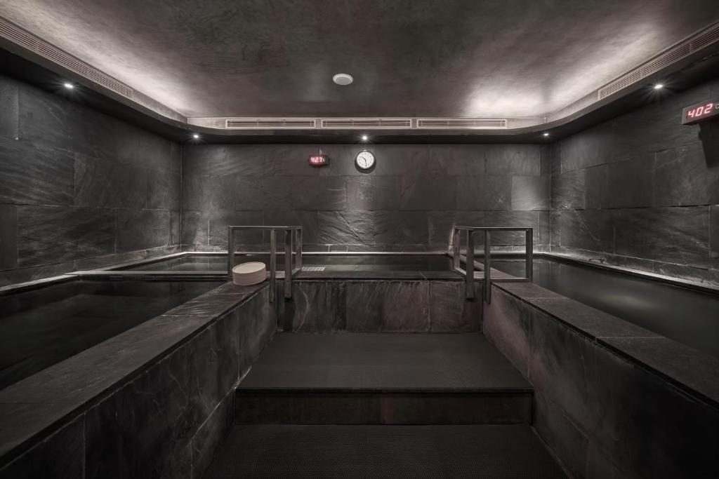 從新北投站慢慢走進山谷裡的溫泉飯店，讓北投白磺泉替旅人洗去一天疲憊