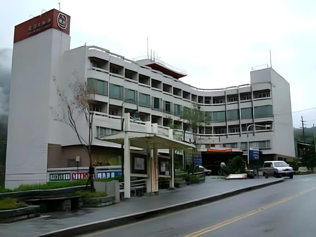 走進台中谷關山霧清晨，在龍谷觀光飯店泡一池溫泉，看山谷慢慢醒來