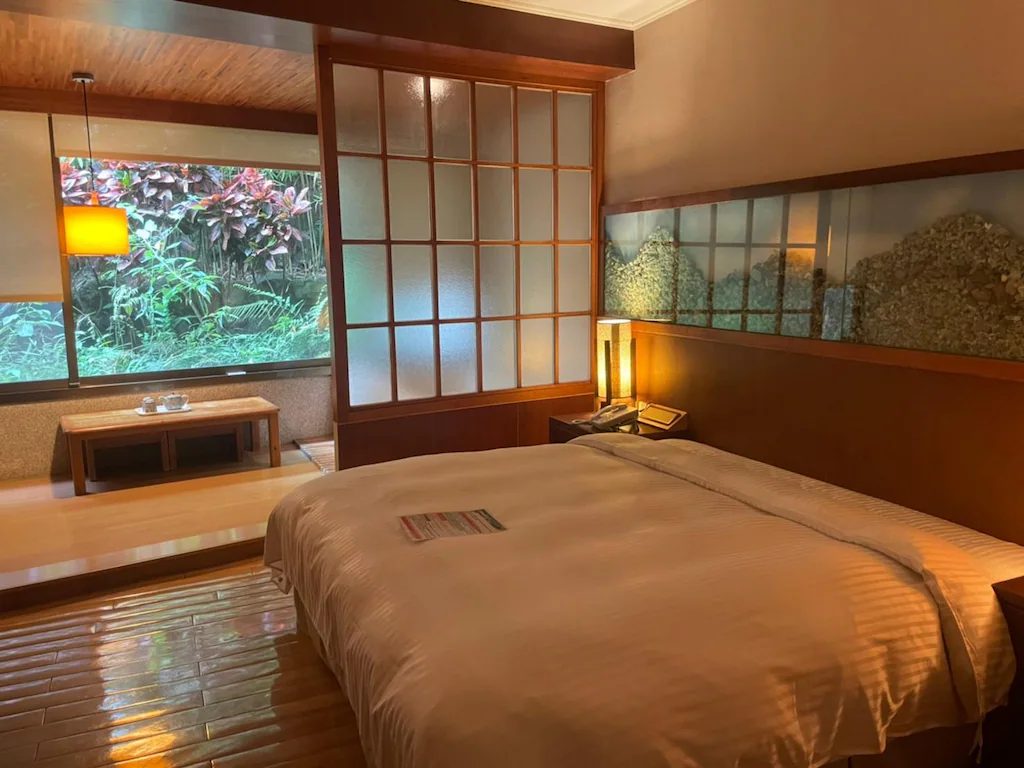 走進台中谷關山霧清晨，在龍谷觀光飯店泡一池溫泉，看山谷慢慢醒來