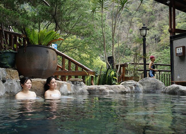 走進台中谷關山霧清晨，在龍谷觀光飯店泡一池溫泉，看山谷慢慢醒來