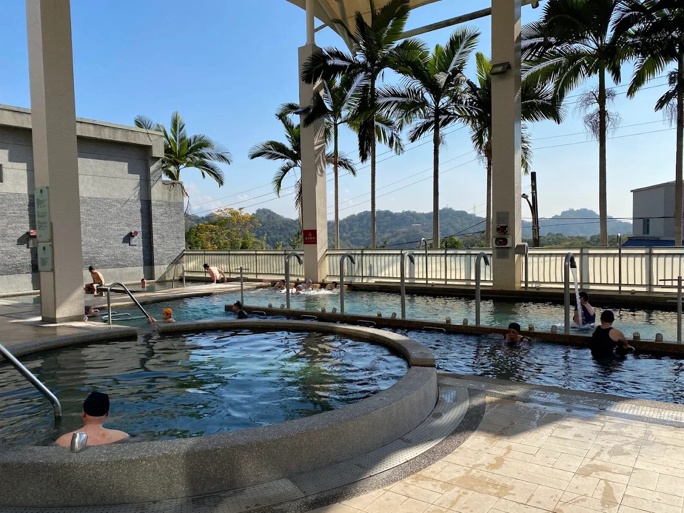 🌄 台中大坑泡湯小旅行｜日光溫泉會館一泊二食6,000元起，享受天然美人湯＋山景晚餐饗宴