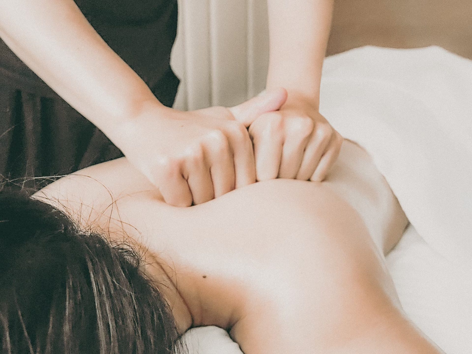 在北投溫泉街放慢腳步，走進水美溫泉會館泡一池白磺泉，城市忽然安靜了