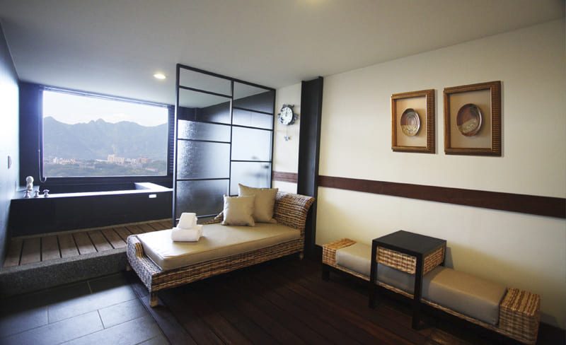 走進北投溫泉山城午後霧氣裡慢慢選一間湯屋讓身體沉進白磺泉的溫熱