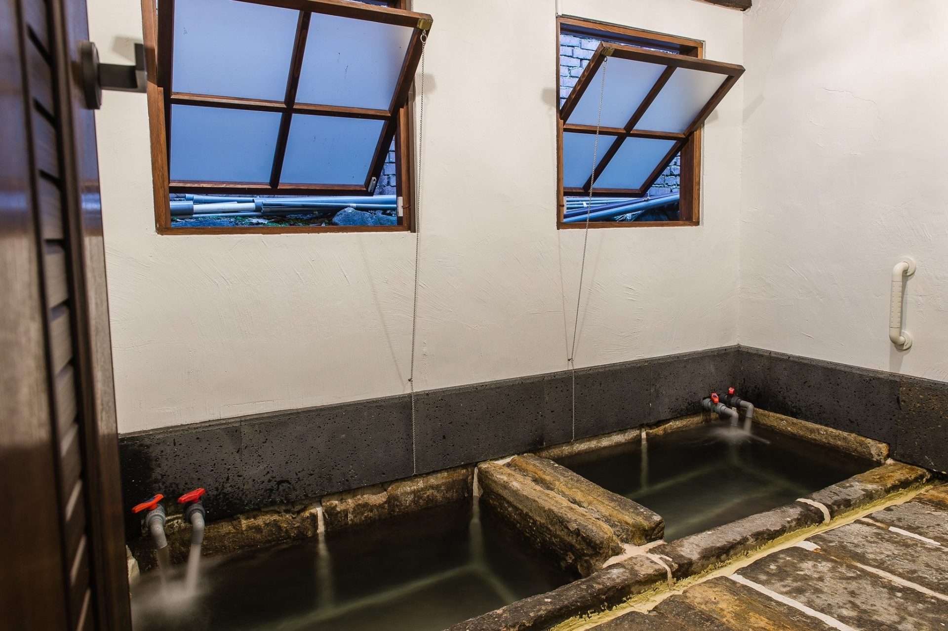 走進北投溫泉山城午後霧氣裡慢慢選一間湯屋讓身體沉進白磺泉的溫熱