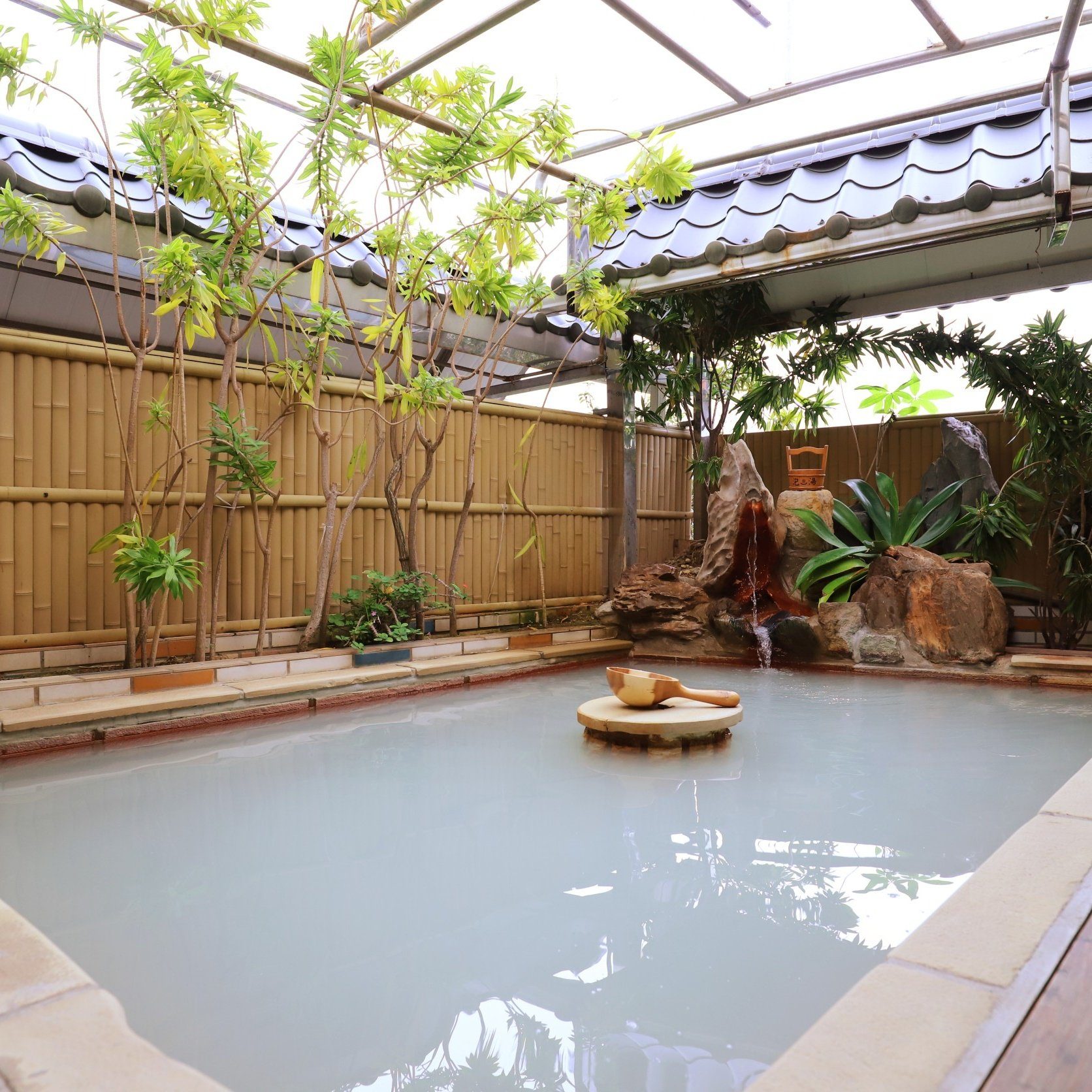 走進北投溫泉山城午後霧氣裡慢慢選一間湯屋讓身體沉進白磺泉的溫熱