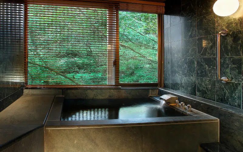 走進北投溫泉山城午後霧氣裡慢慢選一間湯屋讓身體沉進白磺泉的溫熱