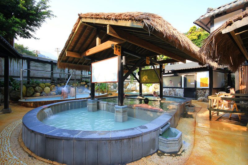 在北投溫泉白霧瀰漫的山城裡找一間喜歡的飯店，安靜待上一整晚