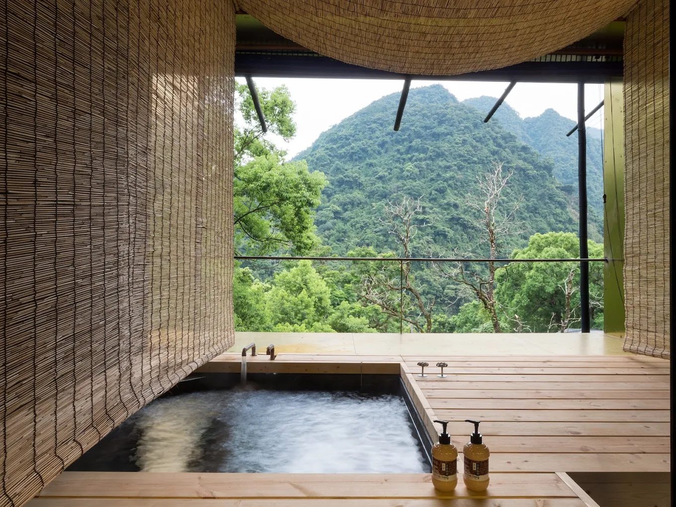 走進烏來溫泉山霧之中慢慢泡一池美人湯讓身體跟著溪水一起放鬆