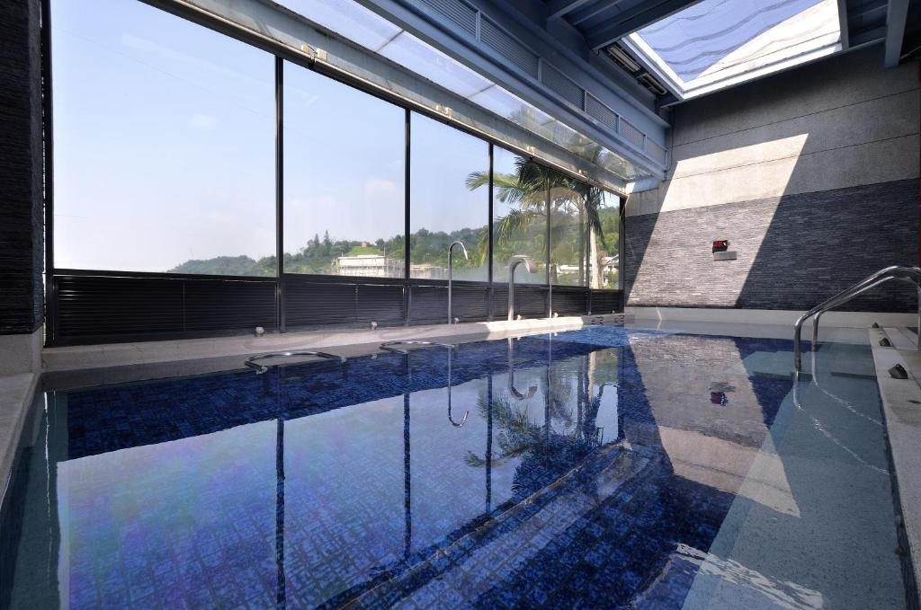 《曬太陽不如泡日光》｜台中這間溫泉會館，美到像住進雲裡