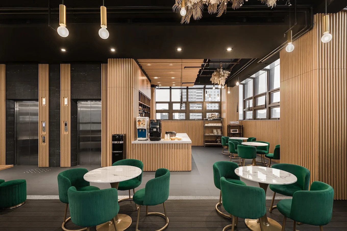 🚆 高雄住宿推薦｜高雄行旅 HOTEL LEISURE：雙人房只要 $1,380！走路 1 分鐘到捷運站、吃喝玩樂全包辦