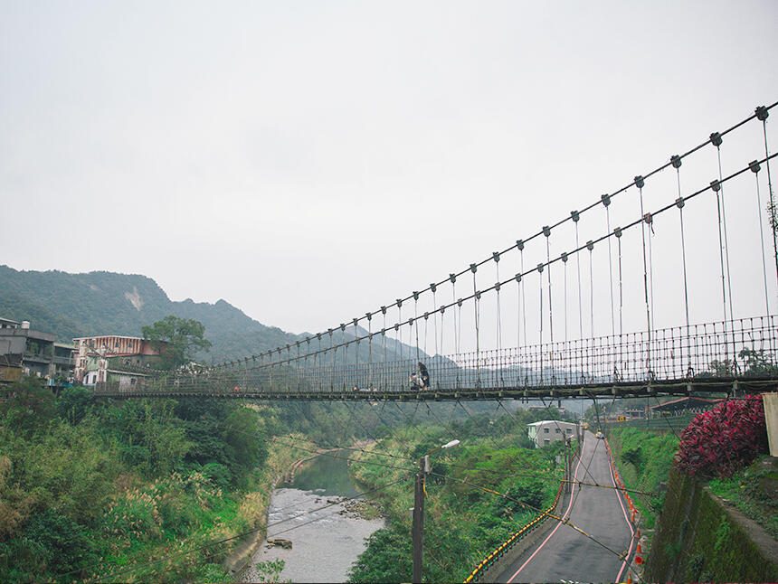 藍白相間的靜安吊橋橫跨基隆河谷
