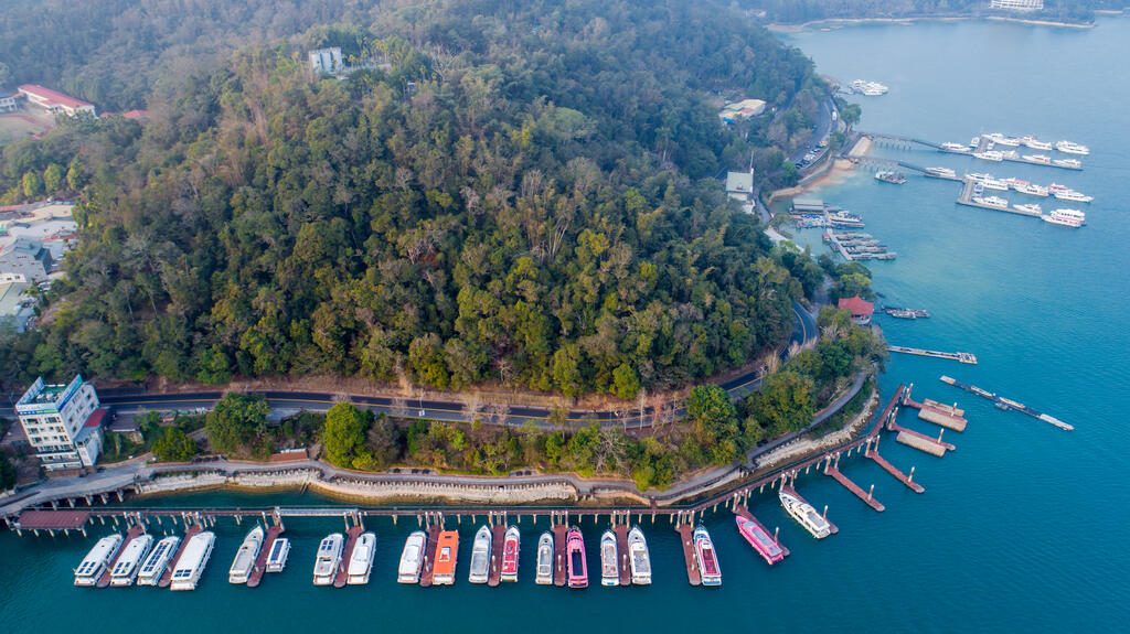 從碼頭出發的不只是船,還有滿手的伴手禮與一點放假的心情