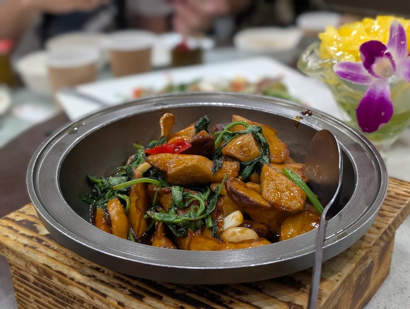 從碼頭出發的不只是船,還有滿手的伴手禮與一點放假的心情