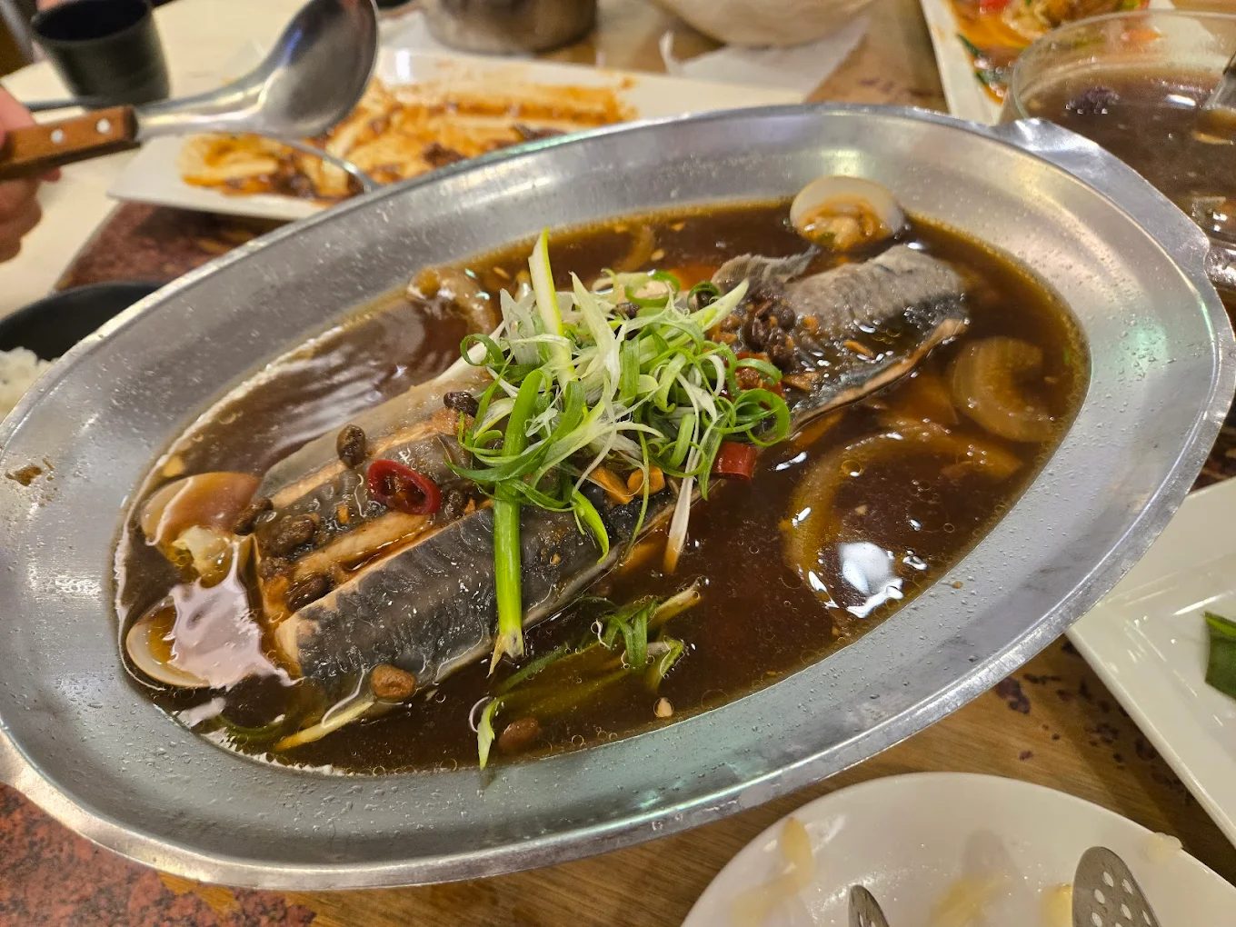 從碼頭出發的不只是船,還有滿手的伴手禮與一點放假的心情