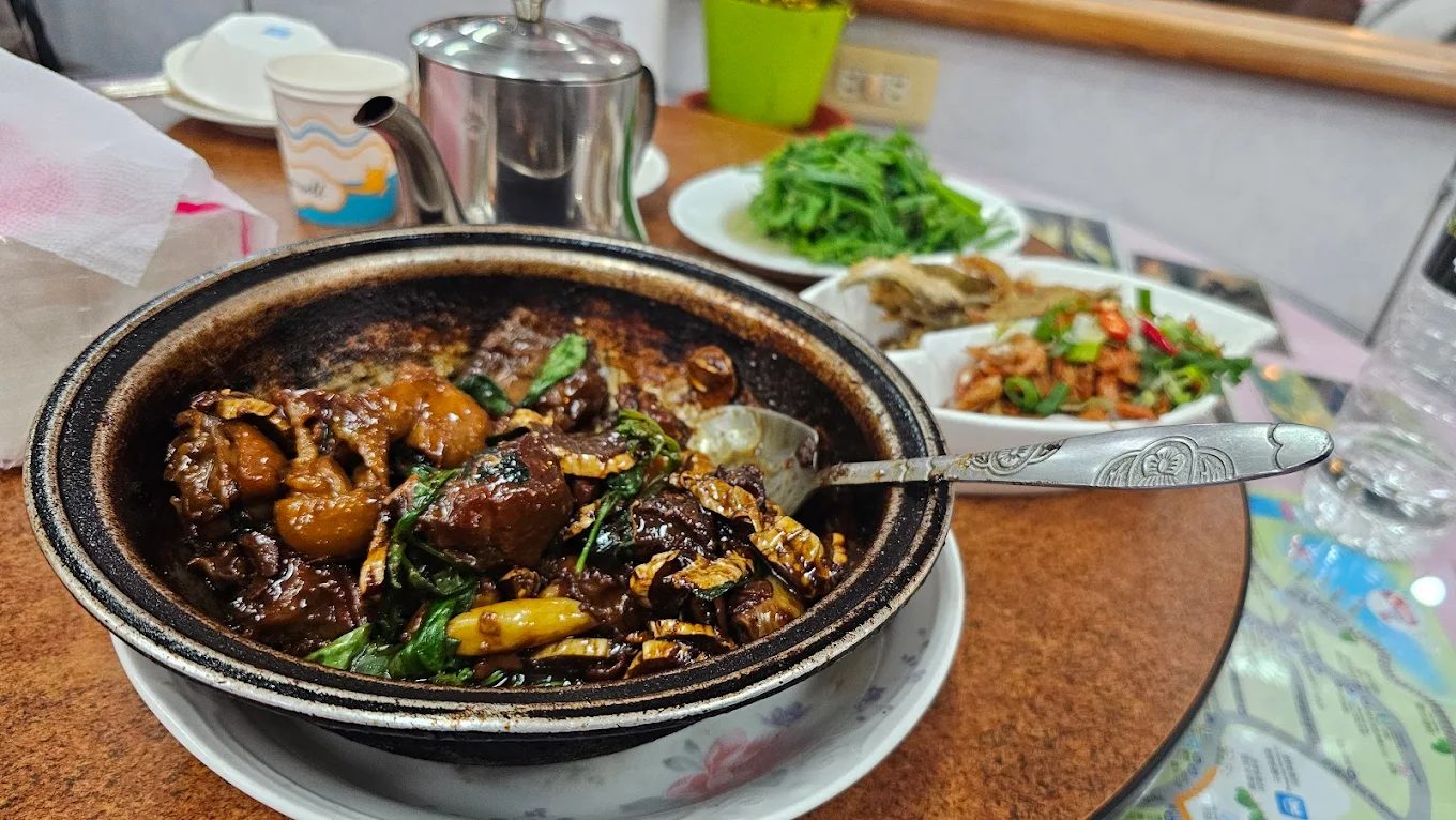 從碼頭出發的不只是船,還有滿手的伴手禮與一點放假的心情