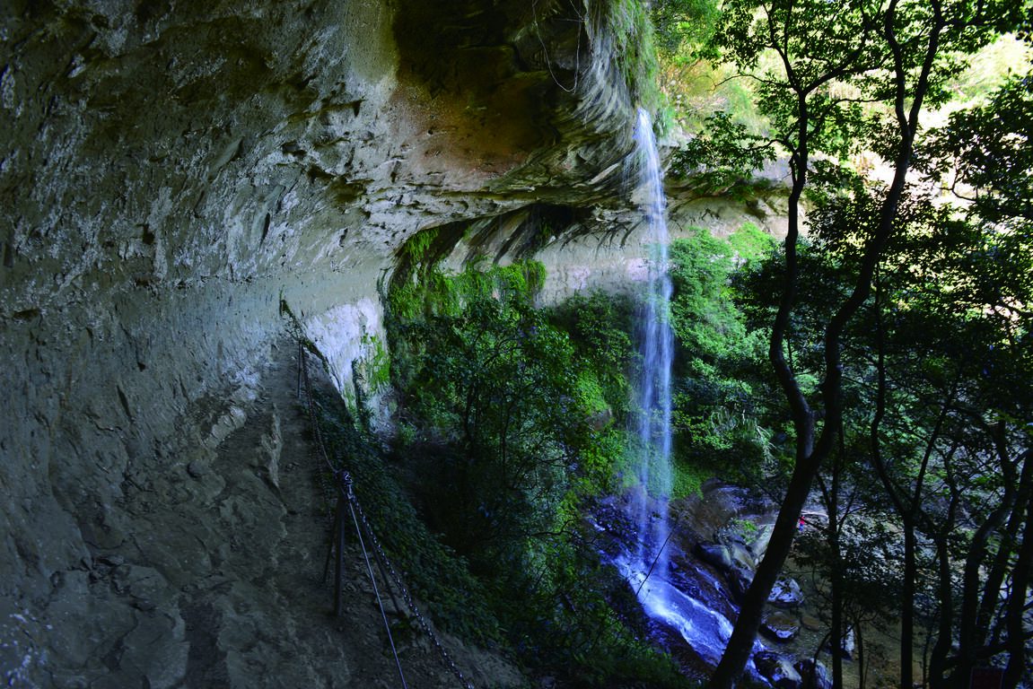 三條瀑布,一節車廂的距離:三貂嶺步道把夏天拉長了