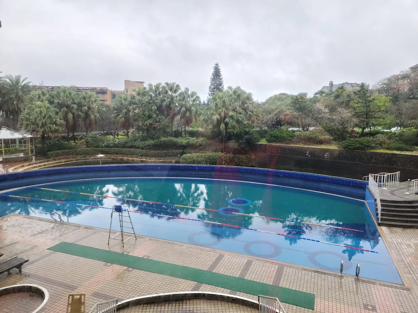 🌿 陽明山天籟溫泉會館｜白硫磺牛奶泉 × 山海交織的夢幻度假秘境