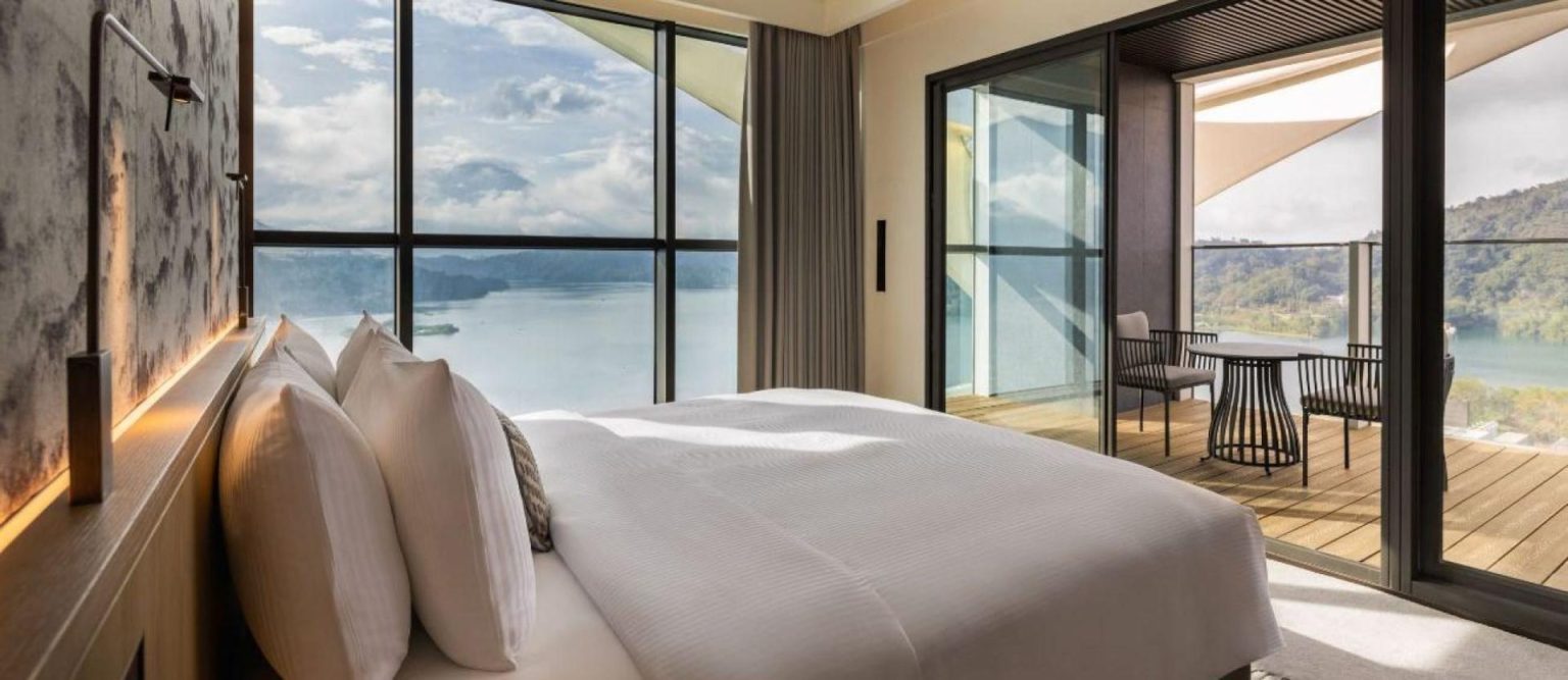 清晨推開窗就是日月潭湖面，在漢來日月行館泡湯看山慢慢變色