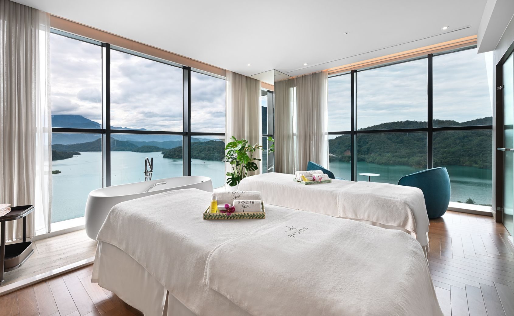 在日月潭湖光雲霧之間入住漢來日月行館,把一晚交給溫泉與山水慢慢展開