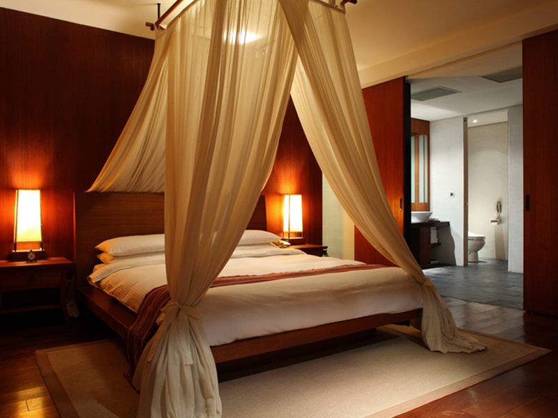 午後沿著新烏路進山，在馥蘭朵烏來溫泉裡泡進一整片靜謐山谷