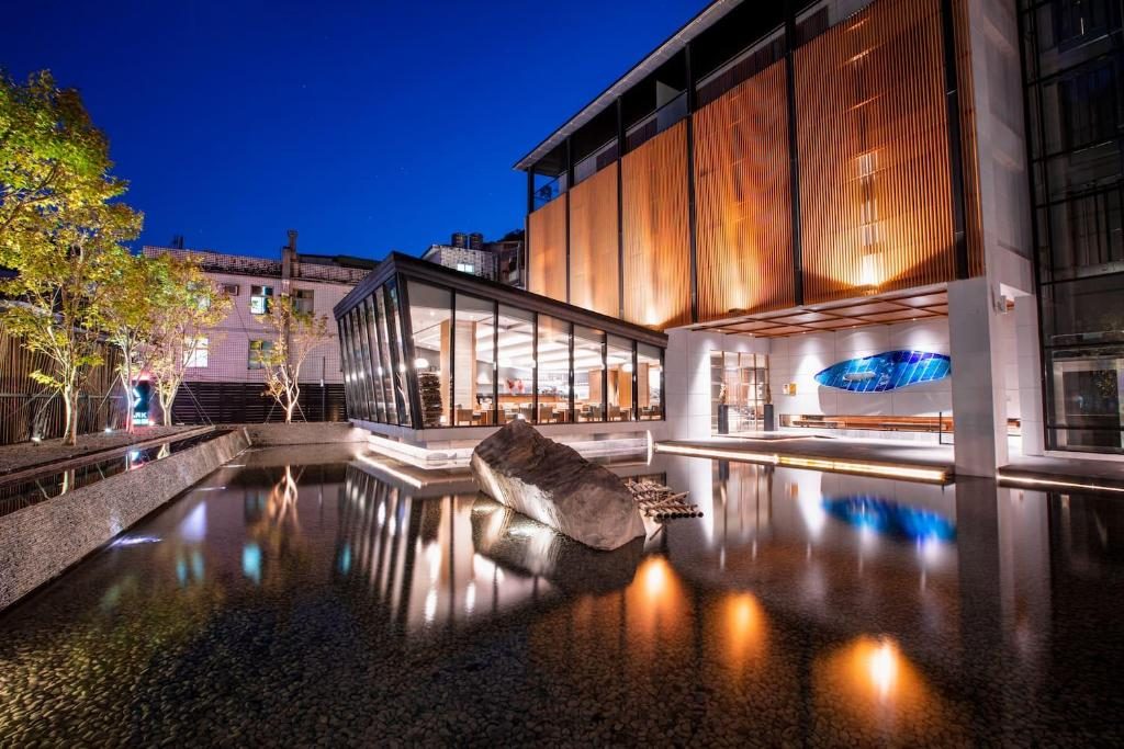 在烏來轉進山路抵達璞石麗緻溫泉會館，讓溫泉與光影陪你過一段慢下來的時間