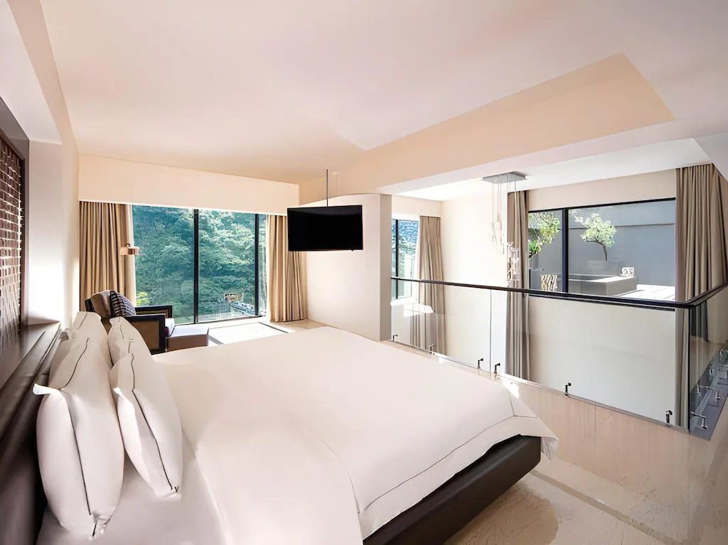 在烏來轉進山路抵達璞石麗緻溫泉會館，讓溫泉與光影陪你過一段慢下來的時間