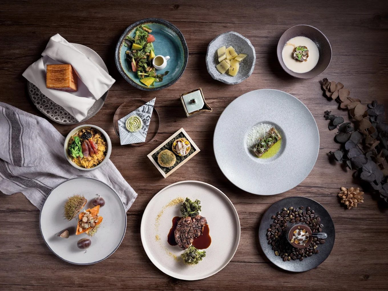 在烏來轉進山路抵達璞石麗緻溫泉會館，讓溫泉與光影陪你過一段慢下來的時間