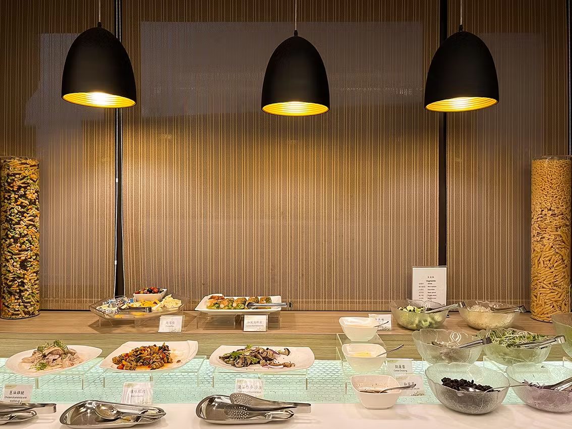 在北投溫泉街放慢腳步，走進水美溫泉會館泡一池白磺泉，城市忽然安靜了