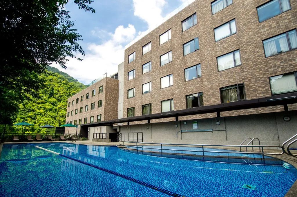 🌿 三峽大板根森林溫泉酒店｜離台北最近的原始雨林溫泉秘境，雙人房只要 $3,999！