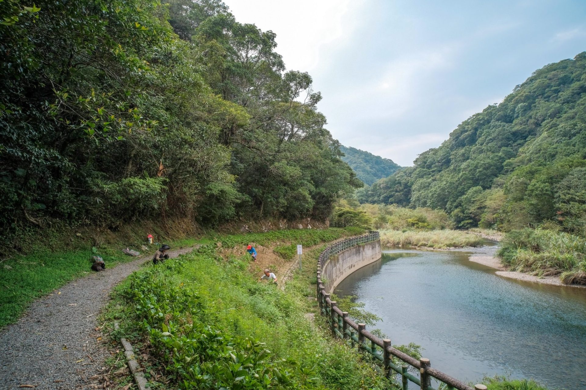 在新北淡蘭古道沿著溪水慢慢前行，從石碇到雙溪走進被森林包圍的古老山徑