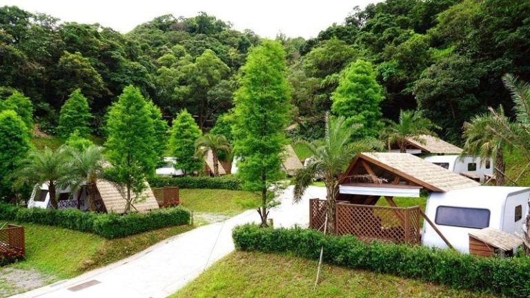 皇后鎮森林金山｜北海岸最夢幻露營基地，草地、風車車宿、手作與星空一站體驗
