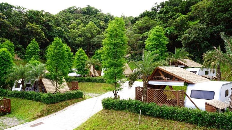 皇后鎮森林金山｜北海岸最夢幻露營基地，草地、風車車宿、手作與星空一站體驗