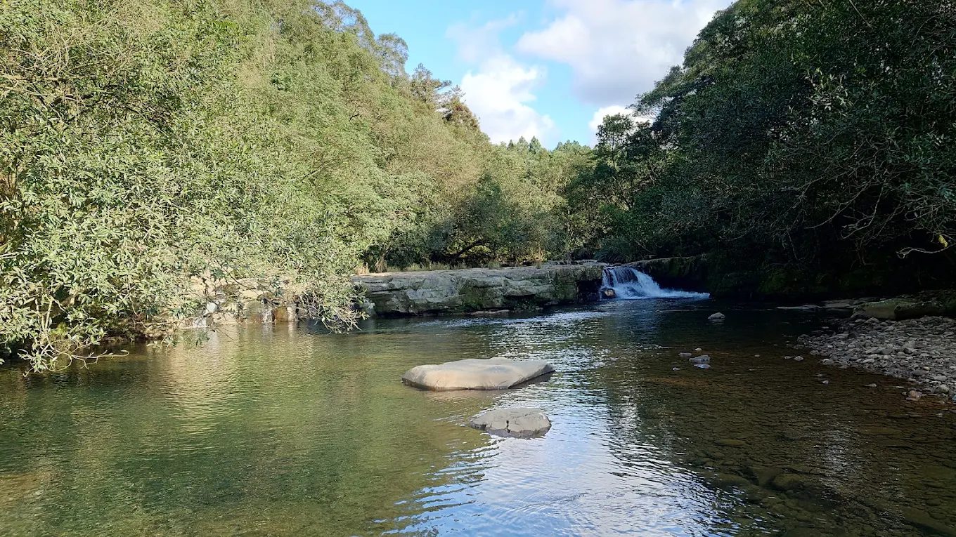 在新北淡蘭古道沿著溪水慢慢前行，從石碇到雙溪走進被森林包圍的古老山徑