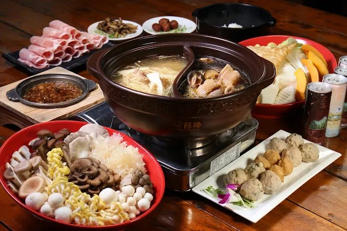 滿滿一桌的菇類火鍋料理，展現了鹿谷在地食材的新鮮與豐盛。