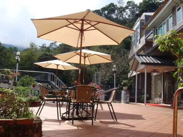 🌿 烏來泡湯住宿推薦｜泉世界溫泉會館一泊二食只要 $2,499！泡湯、賞山景一次滿足