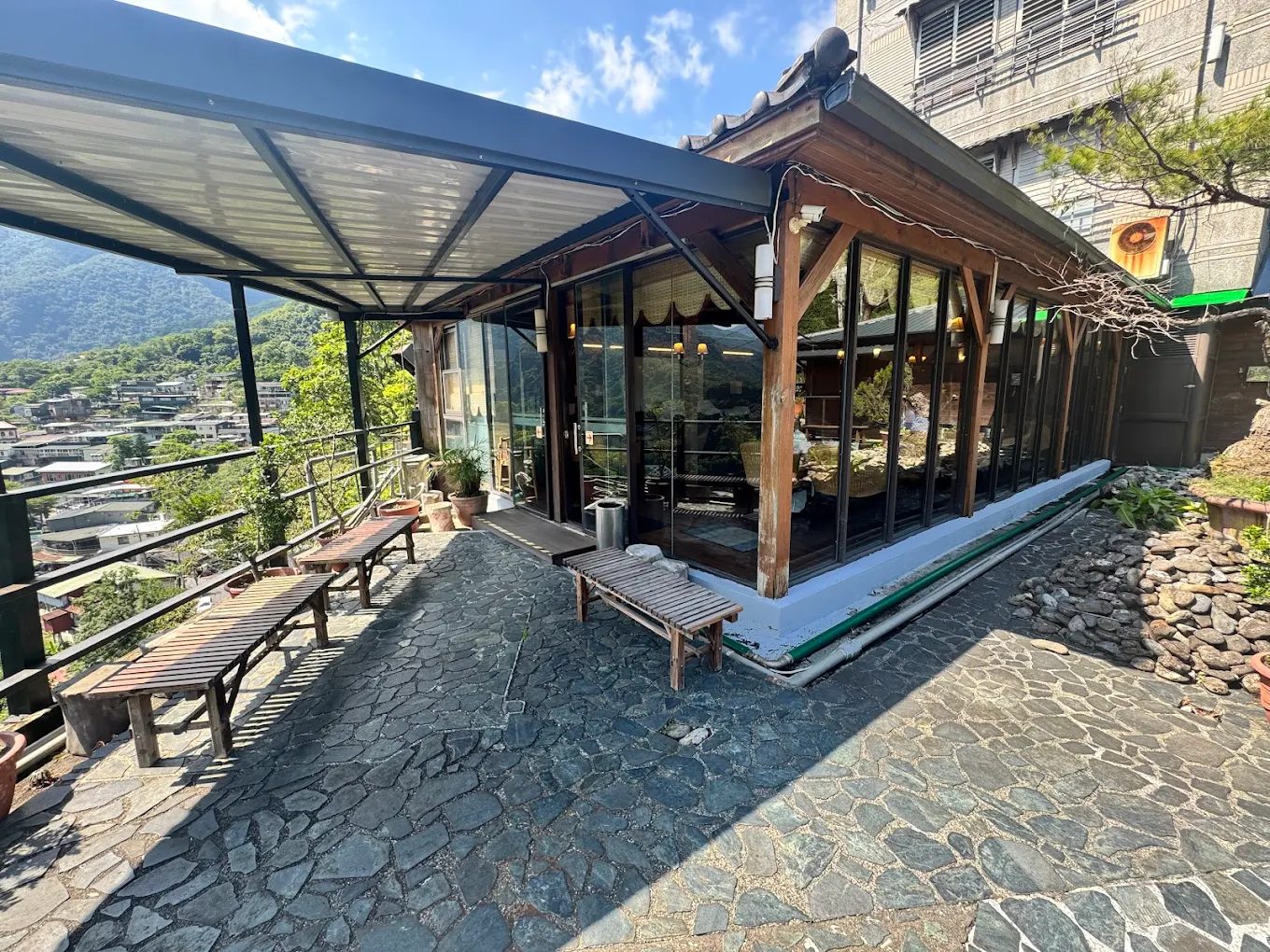 烏來山谷裡的隱藏版秘湯：淞呂溫泉會館，一泊雙享溪谷夜色與美人湯