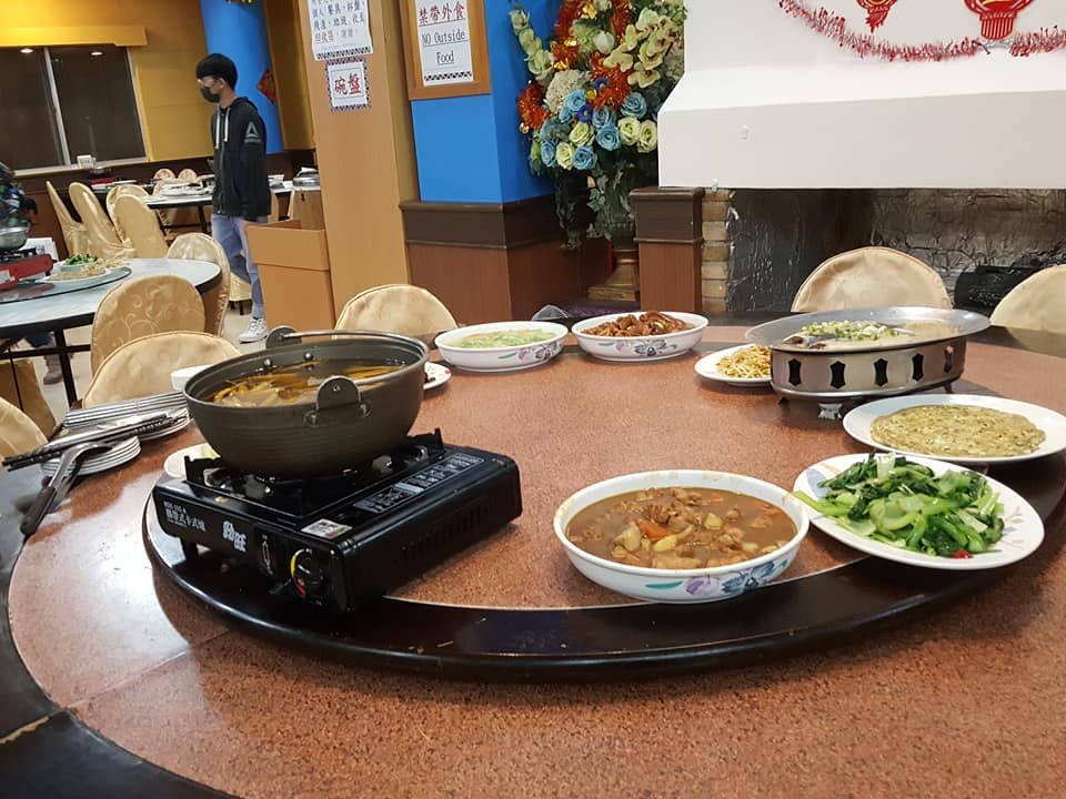 寬敞明亮的二萬坪餐廳，提供住客享用在地風味美食的舒適環境。