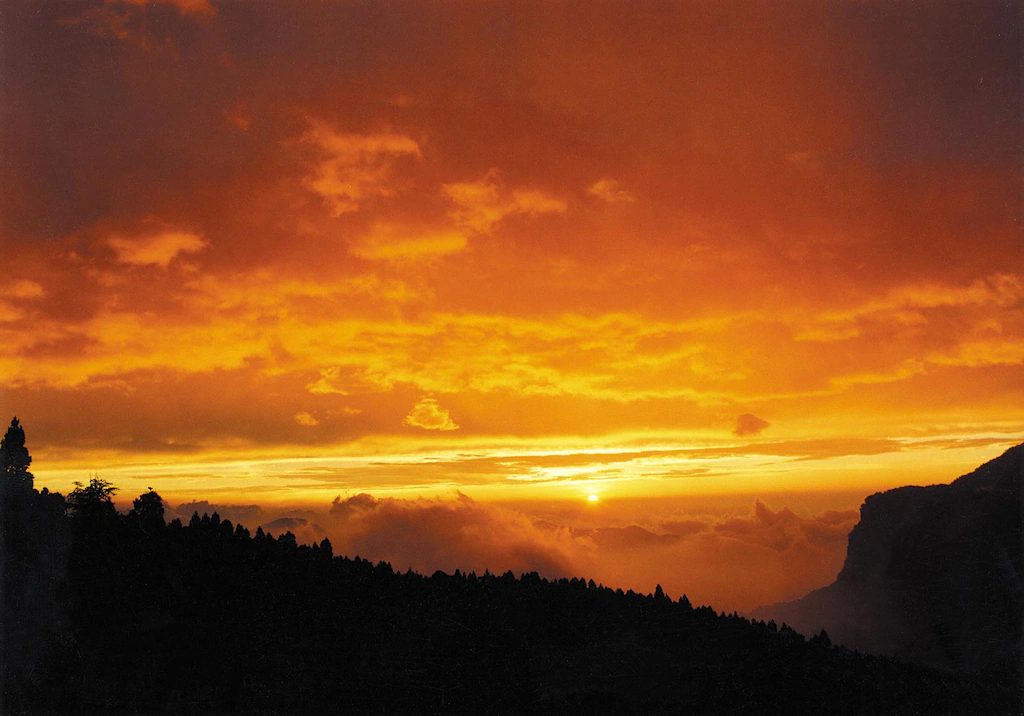 著名的塔山夕照，金黃色的陽光灑落在壯麗的山壁上，是攝影愛好者不可錯過的景色。