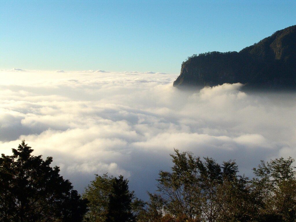 著名的塔山雲海景觀，雲霧如海浪般翻湧，氣勢磅礡，令人屏息。