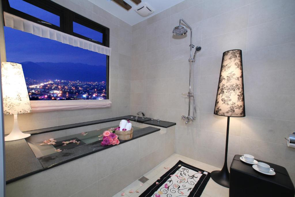 走進礁溪溫泉日常，從足湯到私人湯屋在夜色裡慢慢暖身