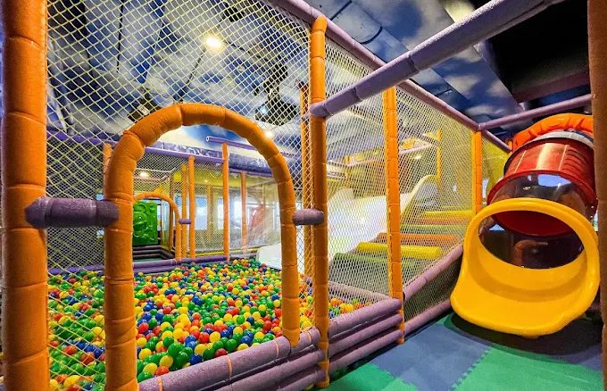 在礁溪車站旁慢慢泡進溫泉霧裡，川湯春天旗艦館的一夜親子與放鬆時光