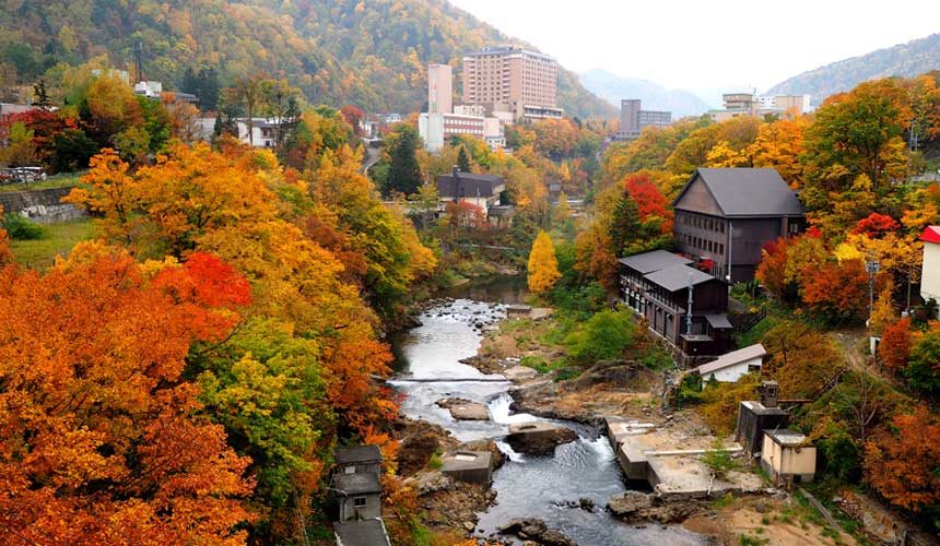 秋天的北海道 就是要泡溫泉啊! 不用忍受冬天的刺骨 涼涼的剛剛好 順便看楓葉