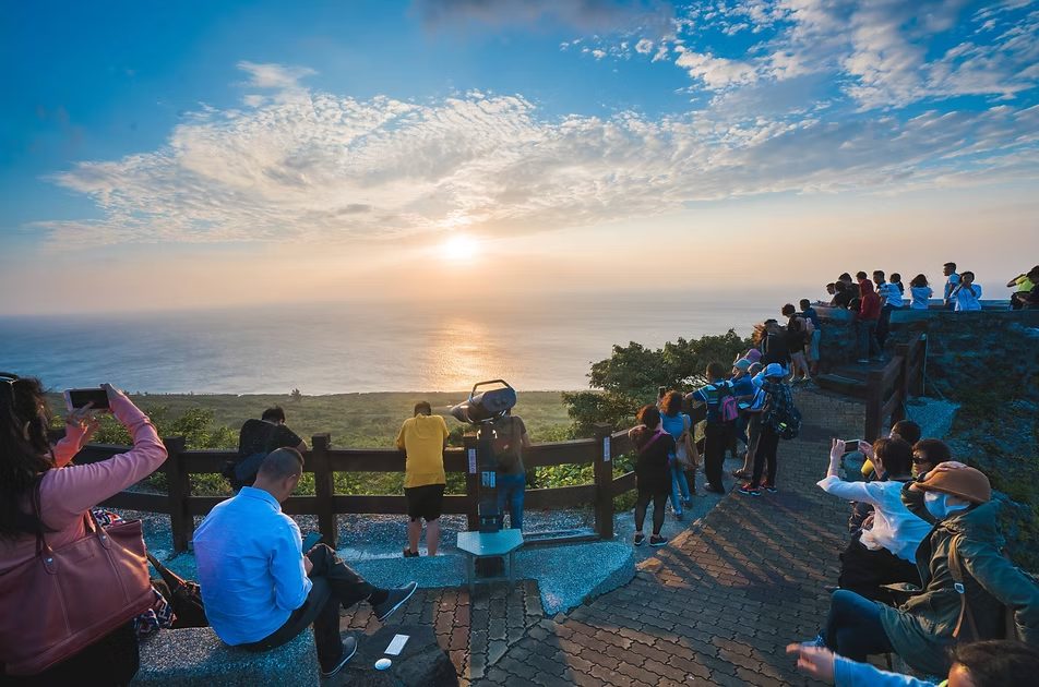 金色陽光灑落在墾丁關山海岸線，展現台灣八景之一的絕美日落風光。