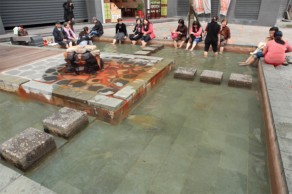 走進礁溪溫泉小鎮,在山霧與街燈之間泡一場慢下來的溫泉日常