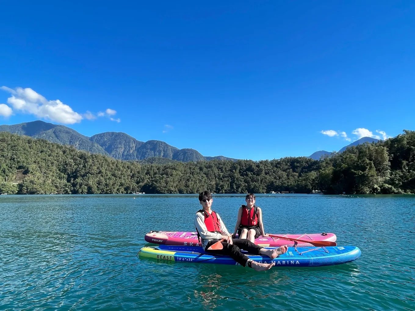 能高瀑布能量滿格、月牙灣浪漫加溫！南投三大秘境讓你補滿心靈電力
