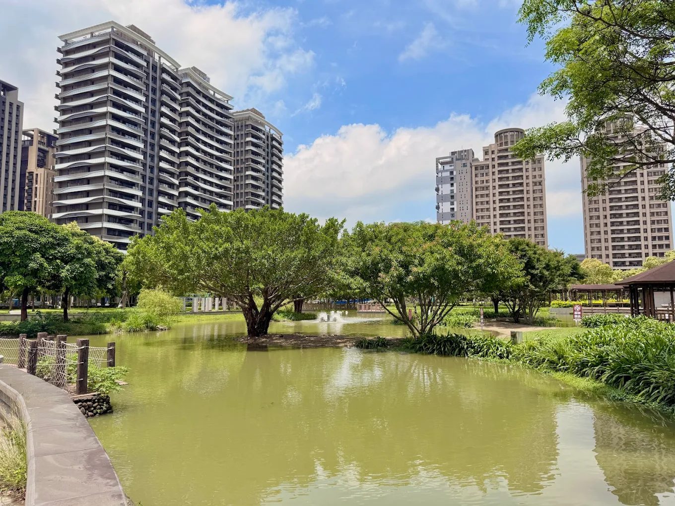 位於竹北高鐵特區核心的水圳森林公園入口景觀