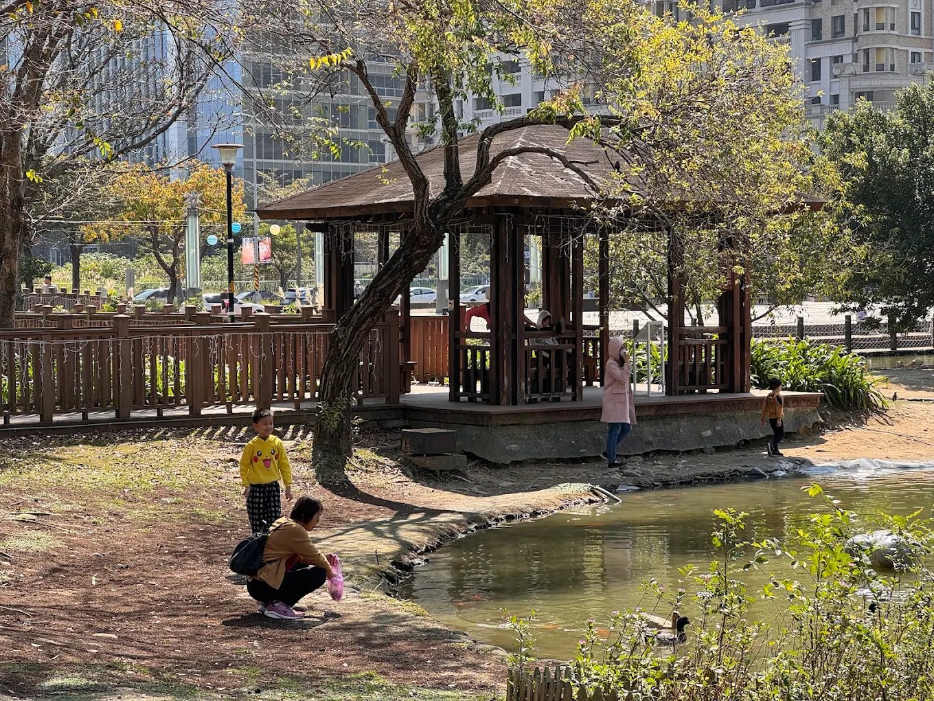 充滿現代設計感的休憩涼亭與平靜如鏡的觀湖視野