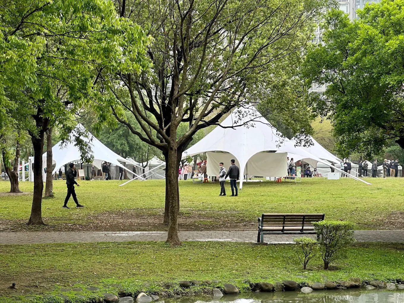 每逢週末便能看見許多家庭在廣闊的綠地大草坪野餐戲耍